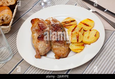 Côtelettes de sirloin de porc avec pommes de terre grillées Banque D'Images