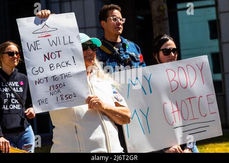 Reno, États-Unis - 03 mai 2022, les manifestants présentent des signes exprimant leur opinion au cours de la manifestation. Les manifestants se sont rassemblés devant le tribunal fédéral en réaction à la fuite DU DOCUMENT SCOTUS. Banque D'Images