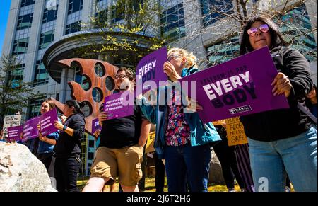 Reno, États-Unis - 03 mai 2022, les manifestants présentent des signes exprimant leur opinion au cours de la manifestation. Les manifestants se sont rassemblés devant le tribunal fédéral en réaction à la fuite DU DOCUMENT SCOTUS. Banque D'Images