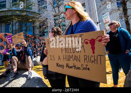 Reno, États-Unis - 03 mai 2022, les manifestants présentent des signes exprimant leur opinion au cours de la manifestation. Les manifestants se sont rassemblés devant le tribunal fédéral en réaction à la fuite DU DOCUMENT SCOTUS. Banque D'Images