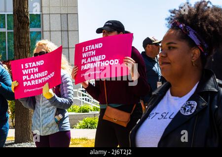 Reno, États-Unis - 03 mai 2022, les manifestants présentent des signes exprimant leur opinion au cours de la manifestation. Les manifestants se sont rassemblés devant le tribunal fédéral en réaction à la fuite DU DOCUMENT SCOTUS. Banque D'Images