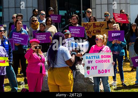 Reno, États-Unis - 03 mai 2022, les manifestants présentent des signes exprimant leur opinion au cours de la manifestation. Les manifestants se sont rassemblés devant le tribunal fédéral en réaction à la fuite DU DOCUMENT SCOTUS. Banque D'Images