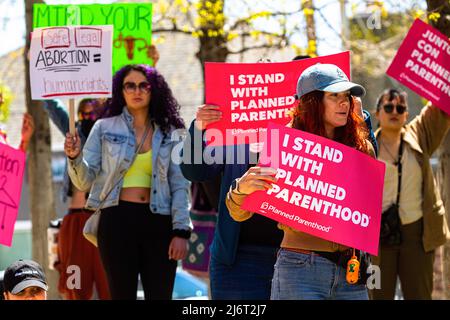 Reno, États-Unis - 03 mai 2022, les manifestants présentent des signes exprimant leur opinion au cours de la manifestation. Les manifestants se sont rassemblés devant le tribunal fédéral en réaction à la fuite DU DOCUMENT SCOTUS. Banque D'Images