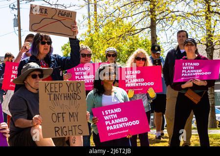 Reno, États-Unis - 03 mai 2022, les manifestants présentent des signes exprimant leur opinion au cours de la manifestation. Les manifestants se sont rassemblés devant le tribunal fédéral en réaction à la fuite DU DOCUMENT SCOTUS. Banque D'Images