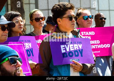 Reno, États-Unis - 03 mai 2022, les manifestants présentent des signes exprimant leur opinion au cours de la manifestation. Les manifestants se sont rassemblés devant le tribunal fédéral en réaction à la fuite DU DOCUMENT SCOTUS. Banque D'Images