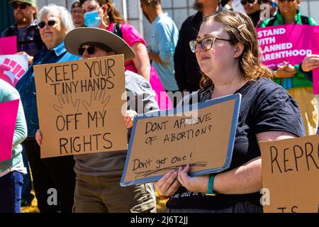 Reno, États-Unis - 03 mai 2022, les manifestants présentent des signes exprimant leur opinion au cours de la manifestation. Les manifestants se sont rassemblés devant le tribunal fédéral en réaction à la fuite DU DOCUMENT SCOTUS. Banque D'Images