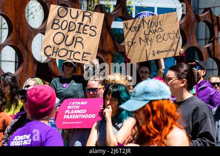 Reno, États-Unis - 03 mai 2022, les manifestants présentent des signes exprimant leur opinion au cours de la manifestation. Les manifestants se sont rassemblés devant le tribunal fédéral en réaction à la fuite DU DOCUMENT SCOTUS. Banque D'Images