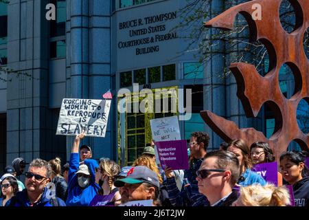 Reno, États-Unis - 03 mai 2022, les manifestants présentent des signes exprimant leur opinion au cours de la manifestation. Les manifestants se sont rassemblés devant le tribunal fédéral en réaction à la fuite DU DOCUMENT SCOTUS. Banque D'Images