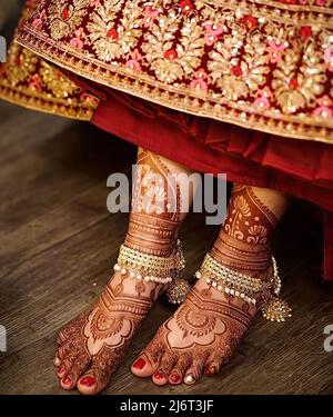 Pieds femmes décorés avec de beaux mehndi et anklets Banque D'Images