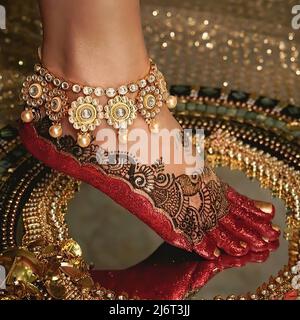 Pieds femmes décorés avec de beaux mehndi et anklets Banque D'Images