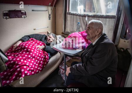 Kiseleva Larisa Anatolyevna, 55 ans, qui a la sclérose en plaques, vu en compagnie d'un homme âgé pendant qu'elle attend d'être évacuée de son appartement à la gare de Kharkiv, où elle prendra le train à Lviv puis se rendra en Pologne. (Photo par Laurel Chor / SOPA Images / Sipa USA) Banque D'Images