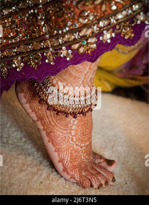 Pieds femmes décorés avec de beaux mehndi et anklets Banque D'Images