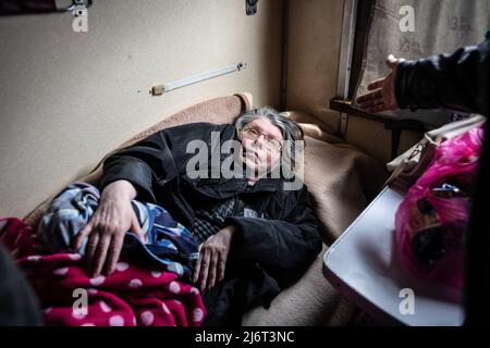 Kiseleva Larisa Anatolyevna, 55 ans, qui a la sclérose en plaques, attend d'être évacuée de son appartement à la gare de Kharkiv, où elle prendra le train à Lviv puis se rendra en Pologne. (Photo par Laurel Chor / SOPA Images / Sipa USA) Banque D'Images