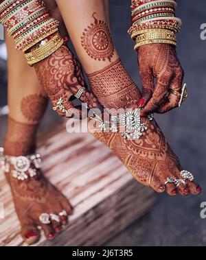 Pieds femmes décorés avec de beaux mehndi et anklets Banque D'Images