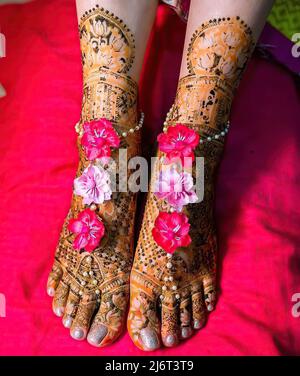 Pieds femmes décorés avec de beaux mehndi et anklets Banque D'Images