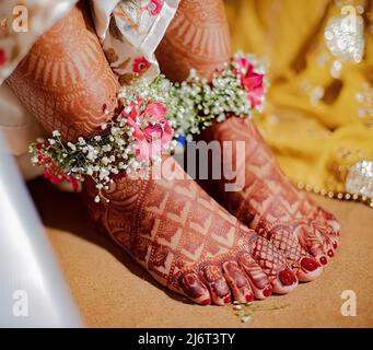 Pieds femmes décorés avec de beaux mehndi et anklets Banque D'Images