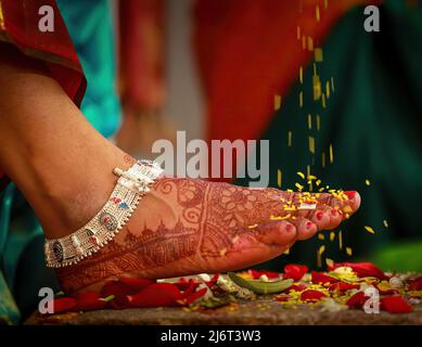 Pieds femmes décorés avec de beaux mehndi et anklets Banque D'Images