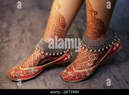 Pieds femmes décorés avec de beaux mehndi et anklets Banque D'Images