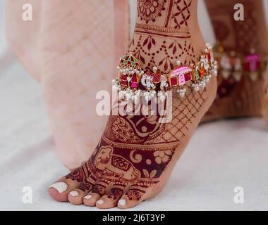 Pieds femmes décorés avec de beaux mehndi et anklets Banque D'Images