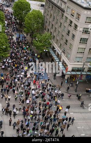 Seattle, États-Unis. 3rd mai 2022. Des milliers de personnes marchent sur Pine Street à la suite de la fuite des nouvelles selon laquelle la Cour suprême pourrait être sur le point de renverser l'historique Roe V. Wade. Les activistes du choix pro se sont réunis à 6 h 00pm à la manifestation Protect Roe V. Wade pour faire savoir à la Cour suprême des États-Unis qu'ils se battront pour empêcher le renversement de la décision historique donnant aux femmes le droit de choisir. La loi historique a statué en 1973 que la Constitution des États-Unis protège la liberté d'une femme enceinte de choisir d'avorter sans restriction excessive du gouvernement. James Anderson/Alay Live News Banque D'Images