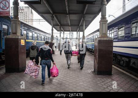 19 avril 2022, Kharkiv, Ukraine: Des volontaires du centre informel d'aide humanitaire ''vvolunter68'' évacueront Kiseleva Larisa Anatolyevna, 55 ans, qui a la sclérose en plaques, de son appartement dans le quartier fortement bombardé de Saltivka à la gare de Kharkiv, où elle prendra le train pour Lviv puis se rendra en Pologne. La Russie a envahi l'Ukraine le 24 février 2022, déclenchant la plus grande attaque militaire en Europe depuis la Seconde Guerre mondiale (Image de crédit : © Laurel Chor/SOPA Images via ZUMA Press Wire) Banque D'Images