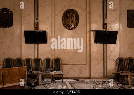 L'emblème national de l'Ukraine vu dans une salle détruite du bâtiment administratif de la région de Kharkiv. Le bâtiment administratif de la région de Kharkiv a été frappé le 28 février sur la place de la liberté vers 8 h heure locale, le sixième jour de l'invasion russe de l'Ukraine, le bâtiment est gravement endommagé par l'explosion puissante, comme une partie du toit a été soufflé, six personnes ont été blessées lors de l'attaque, dont un enfant, a déclaré l'agence d'urgence de l'état. (Photo par Alex Chan TSZ Yuk / SOPA Images/Sipa USA) Banque D'Images
