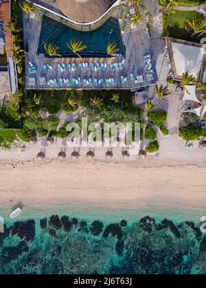 drone vue aérienne de la piscine tropicale par un océan bleu. Vue de dessus à la piscine Banque D'Images