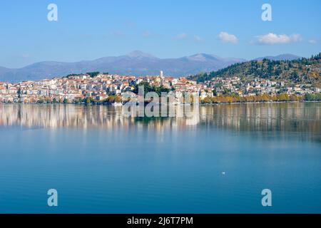 Vue de la ville de Kastoria reflétée dans le lac Orestiada, Grèce Banque D'Images