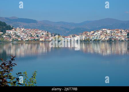 Vue de la ville de Kastoria reflétée dans le lac Orestiada, Grèce Banque D'Images