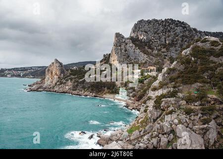 Paysage côtier avec le Mont Cat ou Koshka de la roche Diva le jour de temps nuageux au printemps. Simeiz, Crimée Banque D'Images