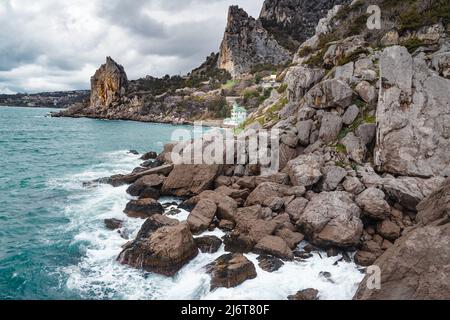 Paysage côtier avec le Mont Cat ou Koshka de la roche Diva le jour de temps nuageux au printemps. Simeiz, Crimée Banque D'Images