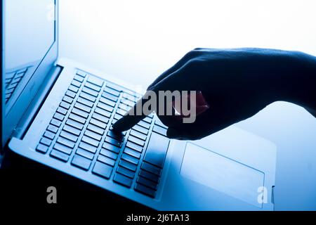 Photo de dossier datée du 04/03/17, du doigt d'une femme appuyant sur une touche du clavier d'un ordinateur portable. Service d'achat et de paiement Klarna commencera à signaler l'utilisation des produits Buy Now Pay later (BNPL) aux agences de référence de crédit du Royaume-Uni à partir du mois de juin. Date de publication : samedi 4 mars 2017. Banque D'Images