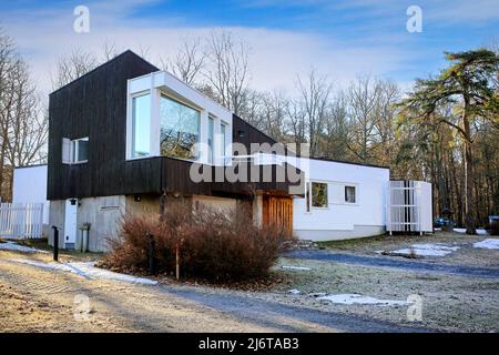 Villa Skeppet, une maison conçue par Alvar Aalto en 1969-70 pour ses amis Christine et Göran Schildt. Vue de la rue. Raseborg, Finlande. Banque D'Images