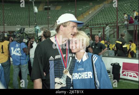 Football, firo: Coupe UEFA 05/21/1997, saison 1996/1997, finale à Milan, deuxième jambe, jeu de légendes, Eurofighter, Inter Milan - FC Schalke 04 1:0 aet, 1:4 IE Mike Buskens avec sa femme Simone Banque D'Images