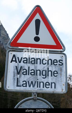 Un panneau d'avertissement indique un danger d'avalanche, Val d'Hérens, canton du Valais, Suisse Banque D'Images