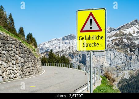 Route dangereuse sur le col de Klausen, canton d'Uri, Suisse Banque D'Images