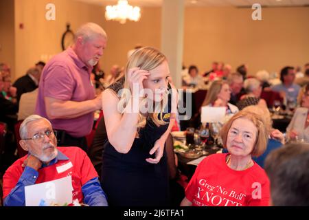 Le candidat républicain du district de l'Indiana 9th, Erin Houchin, salue les électeurs potentiels lors du dîner Lincoln Day 2022 du Parti républicain du comté de Monroe à Bloomington. Houchin a remporté les primaires républicaines mardi soir et affrontera le démocrate Matt Fyfe, de Bloomington, aux élections de mi-mandat de l'automne. Houchin se qualifie de « Trump conservateur ». Banque D'Images