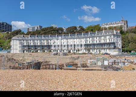 Matériaux de construction en face de Marine Crescent, Marine Parasde, sur la plage de Folkestone Banque D'Images