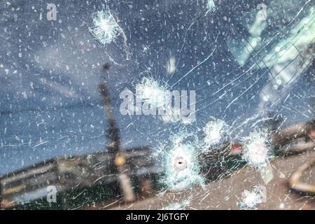 Des trous de balle sont visibles sur le pare-brise d'une voiture à Bucha. Bucha, une ville située à la périphérie de la capitale ukrainienne, Kiev, a été contrôlée par des soldats russes pendant environ un mois. Sa libération le 31 mars a révélé certaines des atrocités les plus cruelles commises par les soldats russes pendant l'occupation. Des bâtiments ont été détruits et des maisons pillées. Des corps morts ont été trouvés dans les rues, les bâtiments et les tombes de masse de Bucha. (Photo de Rick Mave / SOPA Images / Sipa USA) Banque D'Images