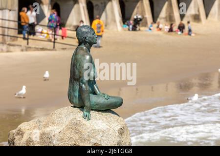 La statue de bronze de Mermaid par Cornelia Parker sur la plage de Sunny Sands de Folkestone. Banque D'Images