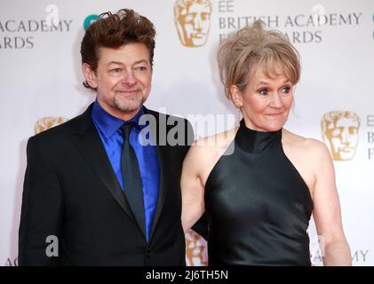 Andy Serkis et Lorraine Ashbourne assistent aux EE British Academy film Awards 2022 au Royal Albert Hall le 13 mars 2022 à Londres, en Angleterre. Banque D'Images