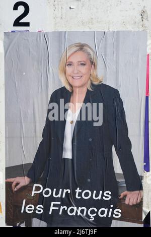 AMIENS, FRANCE - 28 AVRIL 2022 : affiches de campagne pour le deuxième tour de l'élection présidentielle française, devant un bureau de vote. Banque D'Images