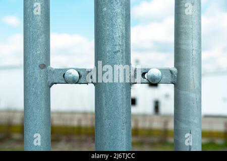 Emplacement de la connexion à vis des barrières métalliques Banque D'Images