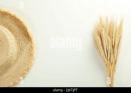 Concept d'hygge, spikeletes et chapeau sur fond blanc Banque D'Images