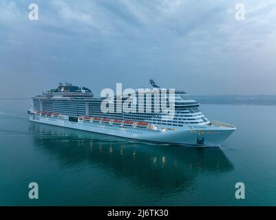 Photo aérienne de MSC Grandiosa est un bateau de croisière de classe Meraviglia plus, détenu et exploité par MSC Cruises, Grandiosa arrivant au port de Southampton. Banque D'Images