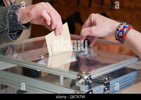 MONTROUGE, FRANCE - 23 AVRIL 2017 - vote pour le premier tour de l'élection présidentielle française. Banque D'Images