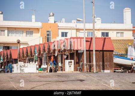 Chalet de pêcheur dans la ville de Cabanas au milieu de la réserve naturelle de Ria Farmosa. Photographié à partir d'un bateau Saolar Banque D'Images