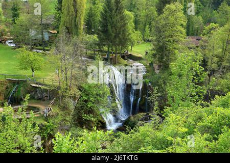 Cascades avec belle nature verte dans la destination touristique Rastoke, Croatie Banque D'Images