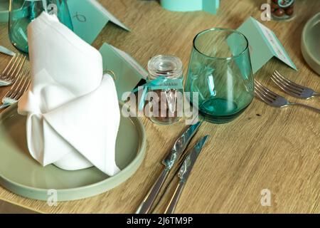 Décoration de table turquoise avec boules de chocolat et verres Banque D'Images