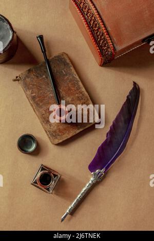 Tuyau vintage, carnet, un stylo à douille et un puits d'encre. Concept de jeu d'enquête de détective privé. Plan de pose à plat sur le papier usagé Banque D'Images